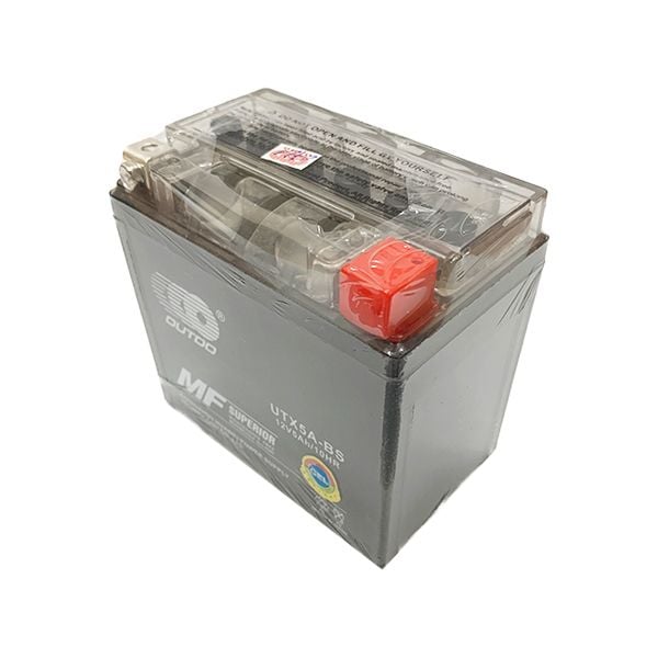Bình ắc quy OUTDO UTX5A-BS 12V 5AH nhìn từ trên xuống, nắp trong suốt, nắp cọc dương màu đỏ