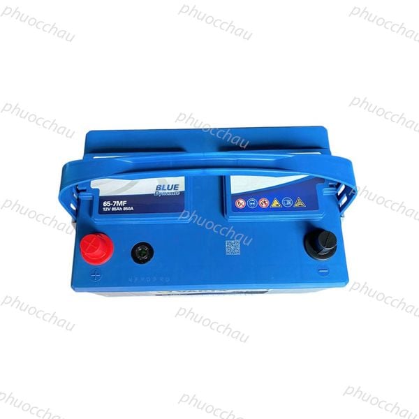 Bình ắc quy VARTA 65-7MF 12V 85Ah nhìn từ trên xuống, thấy tay xách, tem Blue Dynamic và cọc bình