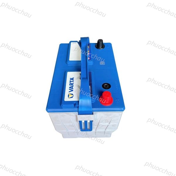 Bình ắc quy VARTA 65-7MF 12V 85Ah nhìn từ trên xuống, nắp xanh, tay xách, cọc đỏ đen