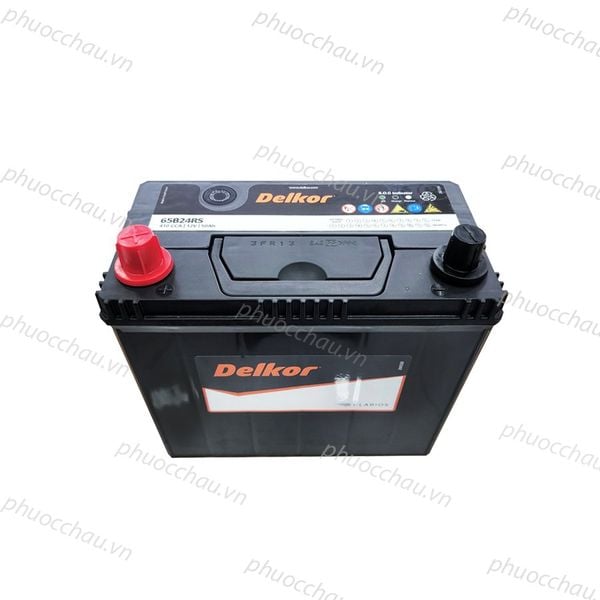 Ắc quy Delkor 65B24RS 12V 50Ah nhìn từ trên cao, cọc dương nắp đỏ và cọc âm nắp đen, tem Calcios