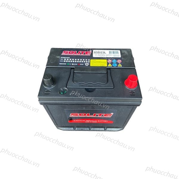 Bình ắc quy Solite 65D23L/R 12V-60AH nhìn từ trên xuống, nắp bình đen có tem Solite 65D23L và nắp cọc đỏ đen