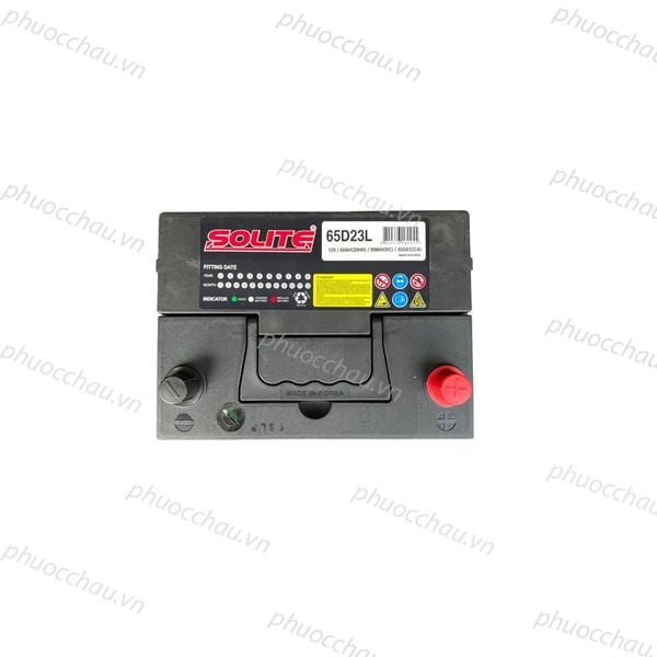 Bình ắc quy Solite 65D23L 12V-60AH mặt trước có tem FITTING DATE, mã vạch và cọc bình đỏ đen