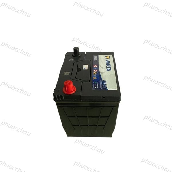 Ắc quy VARTA 80D23L 12V-65Ah nhìn từ trên xuống, thấy rõ 2 cọc bình và tem Blue Dynamic