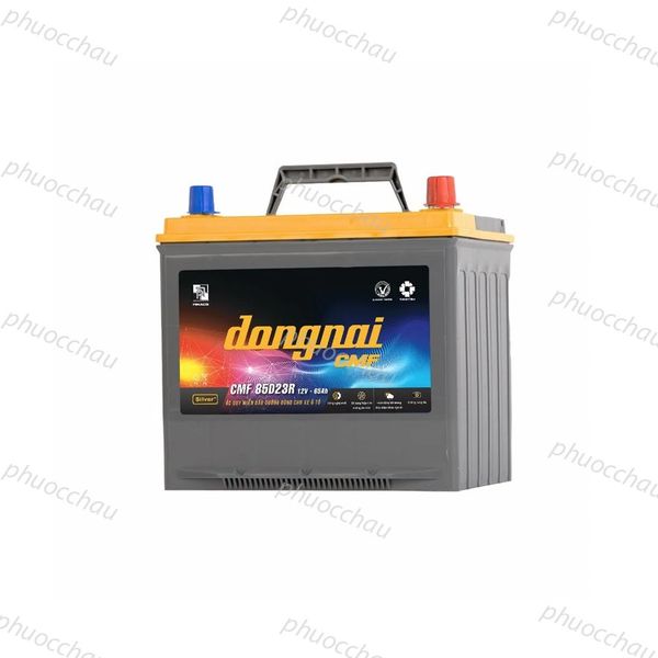 Ắc quy Đồng Nai CMF 85D23R 12V 65Ah góc nghiêng thấy tem và cọc bình