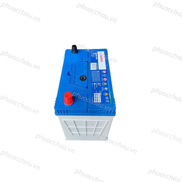 Ắc quy BOSCH 90D26L 12V-75AH góc nhìn từ trên xuống mặt nắp xanh, tem BOSCH và ký hiệu cảnh báo