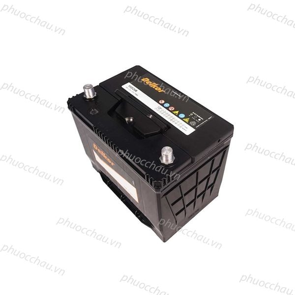 Bình ắc quy Delkor 100D26L 12V 75Ah góc nhìn từ trên xuống bên trái, tem thông số Delkor và hai cọc bình