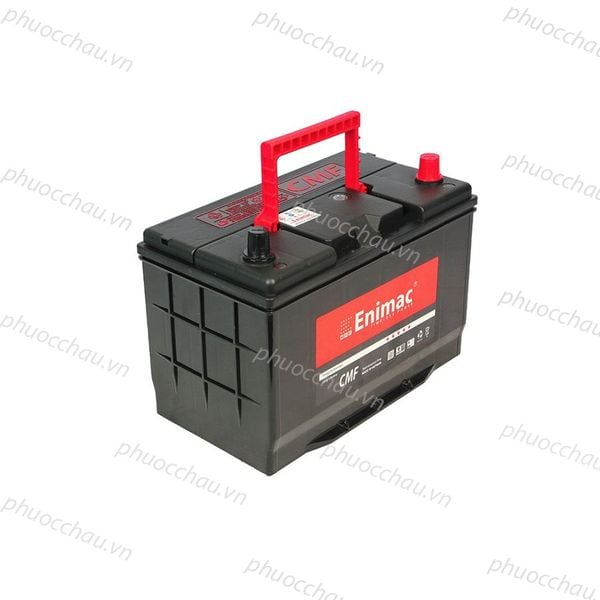 Bình ắc quy Enimac CMF 95D31L 12V-80AH góc nghiêng phải kèm quai xách đỏ và nắp cọc bảo vệ