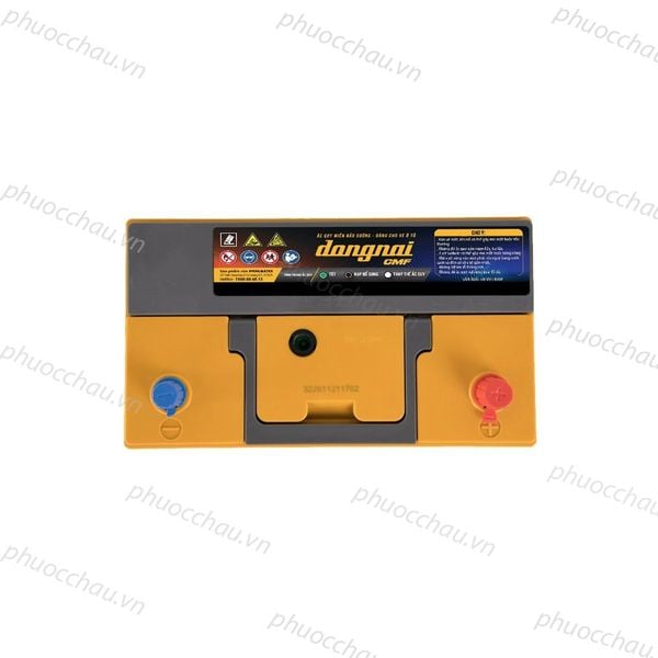 Bình ắc quy Đồng Nai CMF 95D31L 12V-80Ah nhìn từ trên xuống, cận cảnh nắp vàng và 2 cọc bình có nắp chụp