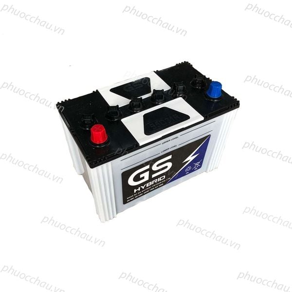 Bình ắc quy GS HYBRID 95D31R PLUS 12V-80Ah nhìn từ trên xuống bên trái, cọc đỏ xanh và vỏ hộp trắng