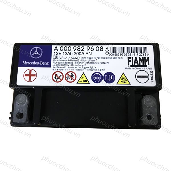 Ắc quy phụ Mercedes A0009829608 12V 12Ah 200A EN nhìn từ trên, tem thông số VRLA AGM và mã vạch FIAMM