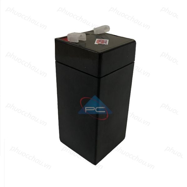Ắc quy OUTDO OT4.5-4 4V 4.5AH góc nghiêng trái, nắp bình có 2 nắp bảo vệ cọc và tem xác thực