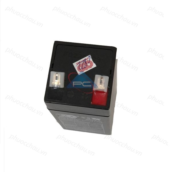 Ắc quy OUTDO OT4.5-4 4V 4.5AH cận cảnh 2 cọc dẹt có nắp nhựa trong, tem xác thực đỏ trên nắp bình
