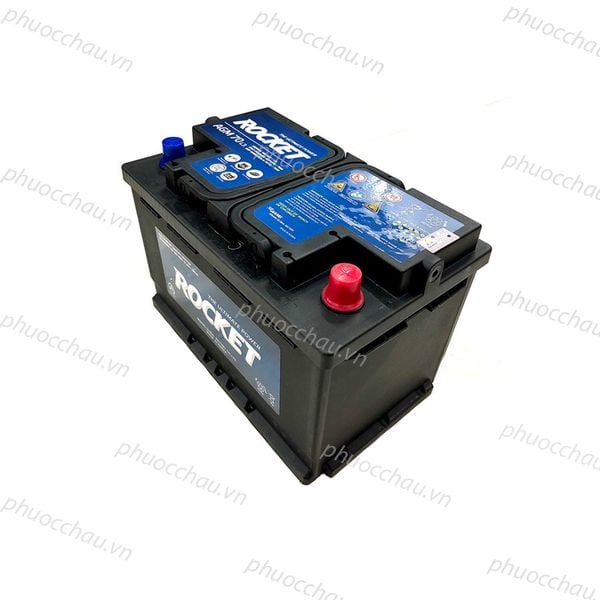 Bình ắc quy ROCKET AGM 70 L3 12V-70Ah nhìn từ trên xuống, mặt tem xanh có nắp bảo vệ cọc đỏ và xanh