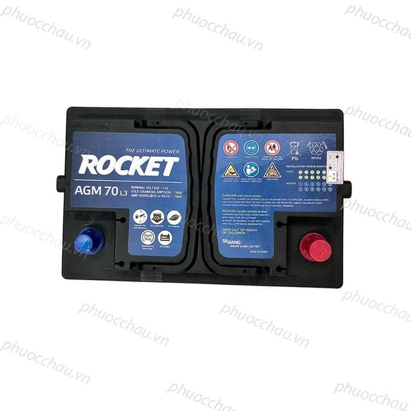 Cận cảnh mặt trên bình ắc quy ROCKET AGM 70 L3 12V-70Ah, tem cảnh báo và cọc bình đỏ xanh