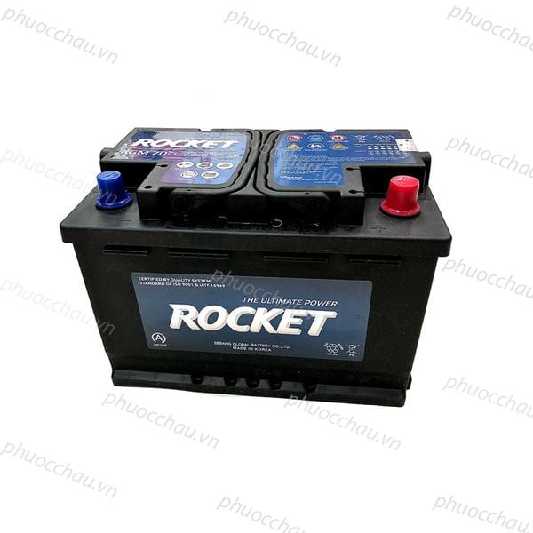Ắc quy ROCKET AGM 70 L3 12V-70Ah góc nhìn nghiêng trái, tem xanh AGM 70L, nắp cọc đỏ xanh