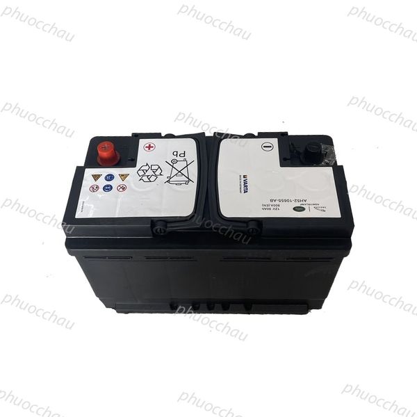 Ắc quy Varta 12V 80Ah 800A AH52-10655-AB góc nghiêng trái mặt bên hông vỏ đen
