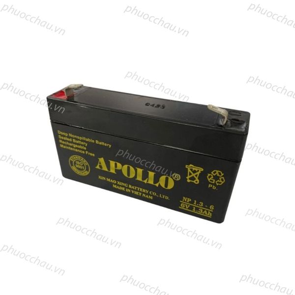 Ắc quy Apollo NP1.3-6 6V 1.3Ah góc nghiêng phải lộ 2 cọc chì, vỏ đen và dòng chữ vàng Deep Nonspillable