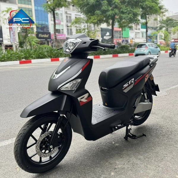 Xe máy điện Yadea VoltGuard P V002 màu đen nhám, góc nghiêng phải, tem SR và R nổi bật