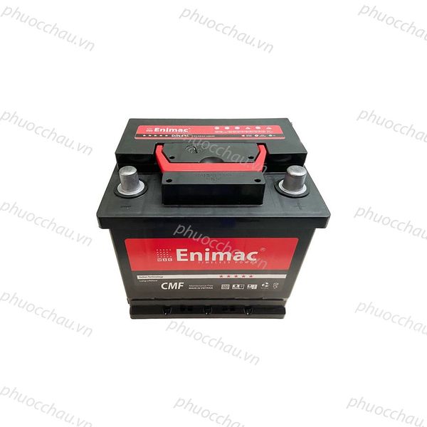 Bình ắc quy Enimac CMF DIN45L 12V-45Ah góc nhìn nghiêng trái, tem đỏ trắng và nắp bảo vệ cọc