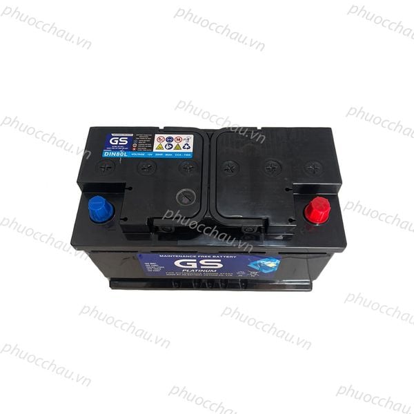 Ắc quy GS MF DIN80L 12V-80AH nhìn từ trên xuống, mặt bình đen, cọc xanh đỏ, tem GS Platinum