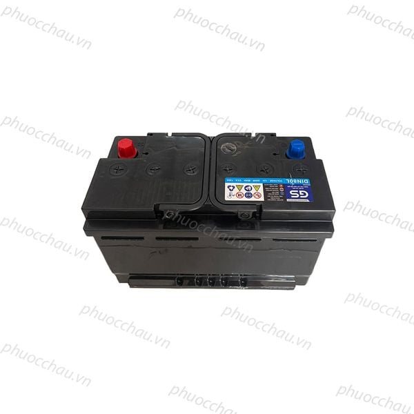 Ắc quy GS MF DIN80L 12V-80AH nhìn từ trên xuống, cọc bình đỏ và xanh, nắp bình đen có tem GS