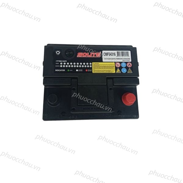 Bình ắc quy Solite DIN 54316 12V-43AH nhìn từ trên xuống, tem thông số CMF54316 và bảng fitting date nắp bình