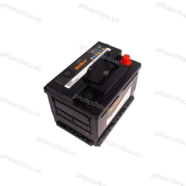 Bình ắc quy Delkor DIN 55421 12V 54Ah góc nghiêng phải, tem vàng đen và nắp cọc đỏ