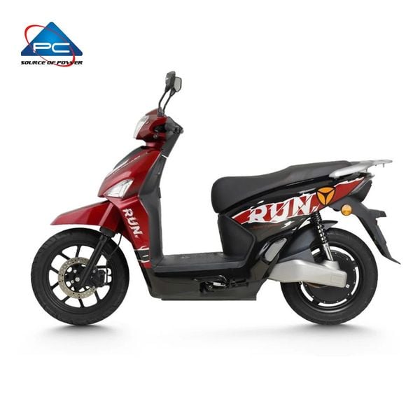 Xe máy điện Yadea VoltGuard U màu đỏ, góc nghiêng phải, tem RUN trắng nổi bật