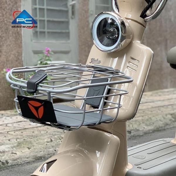Giỏ sắt xe điện Yadea X-Bull Vekoo i8 có nắp, cận cảnh khung sắt trắng và logo Yadea đen đỏ