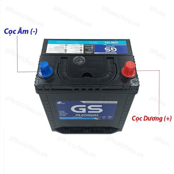 Bình ắc quy GS MF 40B19L 12V-35AH cận cảnh hai cọc bình âm dương có nắp chụp màu xanh đỏ