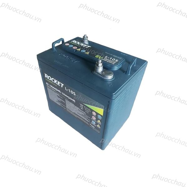 Bình ắc quy Rocket L-105 6V-225Ah góc nghiêng trái, tem thông số 225Ah(20HR) và 2 cọc bình