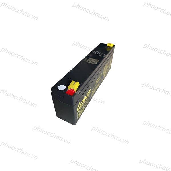 Ắc quy LONG WP2.3-12 12V 2.3Ah góc nghiêng phải, cận cảnh 2 cọc bình chụp nhựa vàng đỏ