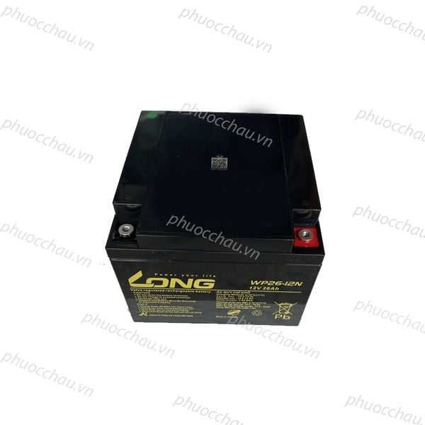 Bình ắc quy LONG WP26-12N 12V 26Ah nhìn từ trên xuống, mặt trên nắp đen có tem QR, cọc bình đỏ đen
