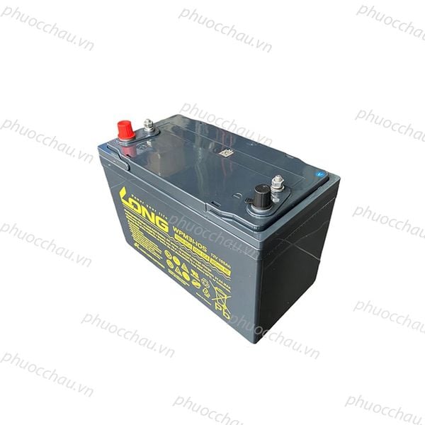 Ắc quy LONG WPM31-105 12V 105Ah nhìn từ trên xuống, mặt trên nắp bình xám có 2 cọc đồng, tem vàng