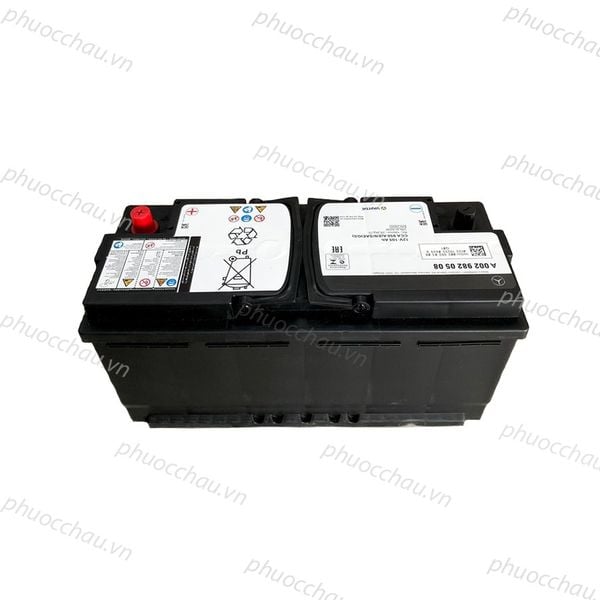 Ắc quy Mercedes A0029820508 AGM 12V 105Ah nhìn nghiêng phải, nắp bình đen, nắp cọc dương đỏ và tem Varta