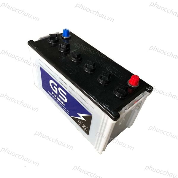 Bình ắc quy GS HYBRID N100 12V-100AH nhìn từ trên cao, nắp đen 6 nút, cọc đỏ xanh có nắp bảo vệ