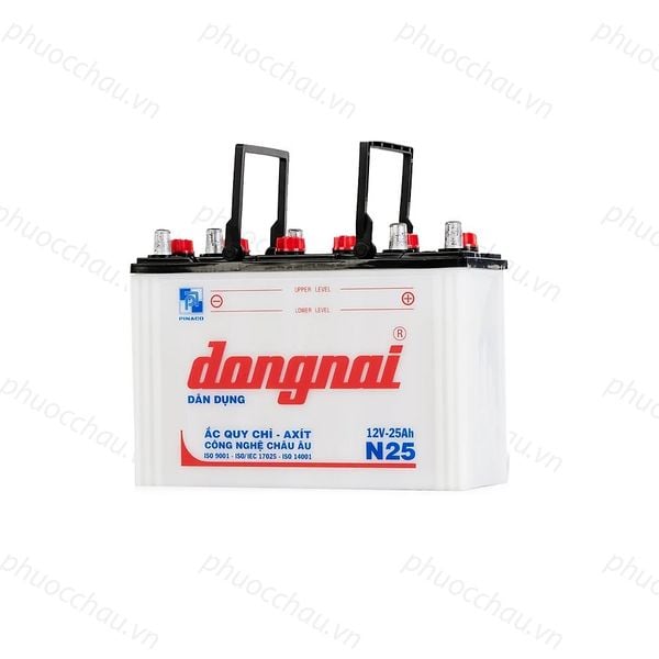 Bình ắc quy Đồng Nai N25 12V-25Ah góc nghiêng phải vỏ trắng logo đỏ kèm quai xách nhựa đen