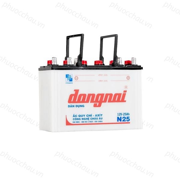 Bình ắc quy Đồng Nai N25 12V-25Ah góc nghiêng trái vỏ trắng logo đỏ Dân Dụng kèm 2 quai xách nhựa đen