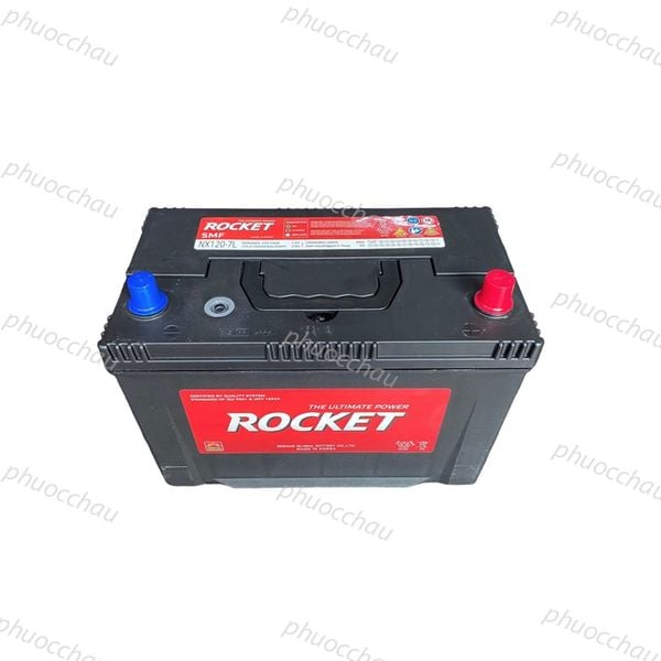 Bình ắc quy ROCKET SMF NX120-7L 12V-90Ah góc nghiêng trái, tem ROCKET đỏ trên nắp và mặt trước, 2 cọc xanh đỏ