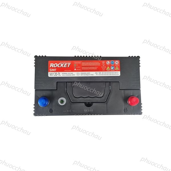 Bình ắc quy ROCKET SMF NX120-7L 12V-90Ah nhìn từ trên xuống, mặt tem đỏ có mắt báo INDICATOR, nắp bình và cọc xanh đỏ
