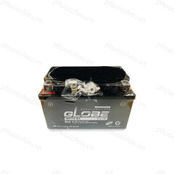 Bình ắc quy khô GLOBE WP7A-BS 12V-7Ah nhìn từ trên xuống thấy rõ 2 cọc bình và phụ kiện ốc vít đi kèm