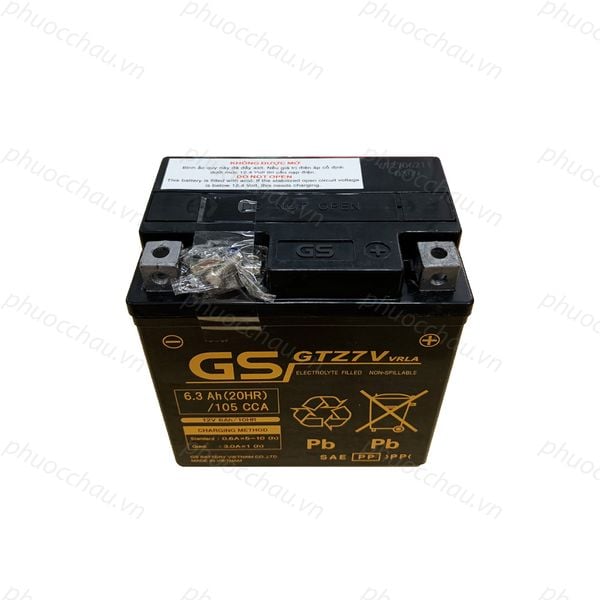 Bình ắc quy xe NVX 155 GS khô GTZ7V 12V 6.3Ah nhìn từ trên xuống, rõ 2 cọc bình và túi ốc vít đi kèm