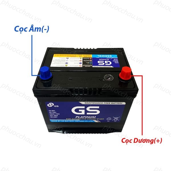 Bình ắc quy GS MF 55D23L 12V-60AH nhìn từ trên chỉ rõ vị trí cọc Âm và cọc Dương
