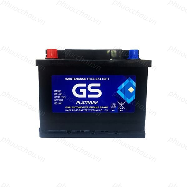 Ắc quy GS MF DIN60R 12V-60Ah góc chính diện mặt trước tem xanh GS Platinum, nắp cọc đỏ xanh