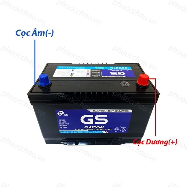 Ắc quy GS MF 95D31L 12V-80AH cận cảnh nắp cọc âm dương có nắp che màu xanh đỏ