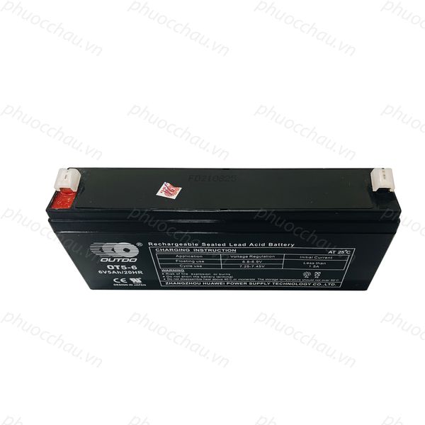 Ắc quy OUTDO OT5-6 6V 5Ah nhìn từ trên xuống, mặt trên có tem thông số và 2 cọc màu đỏ đen
