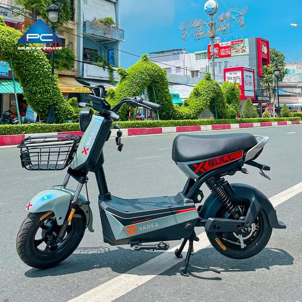 Giỏ sắt xe điện Yadea X-Bull Vekoo i8 có nắp, góc nghiêng trái thấy rõ khung sắt đen gắn đầu xe