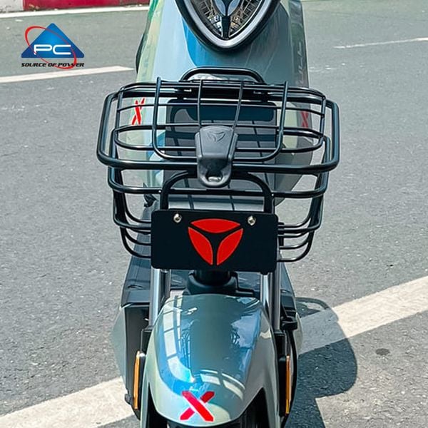Giỏ sắt xe điện Yadea X-Bull Vekoo i8 có nắp, góc chính diện từ đầu xe, logo Yadea đỏ nổi bật