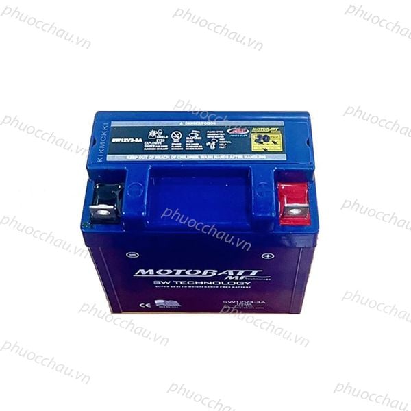 Ắc quy MOTOBATT SW12V3 12V 3AH nhìn từ trên xuống thấy rõ 2 cọc bình và tem thông số