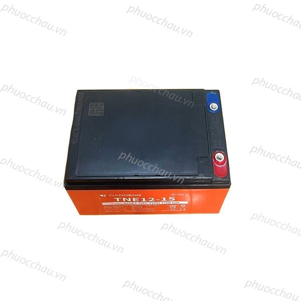Ắc quy Thiên Năng TNE12-15 12V 15Ah nhìn từ trên xuống, rõ 2 cọc bình và tem QR